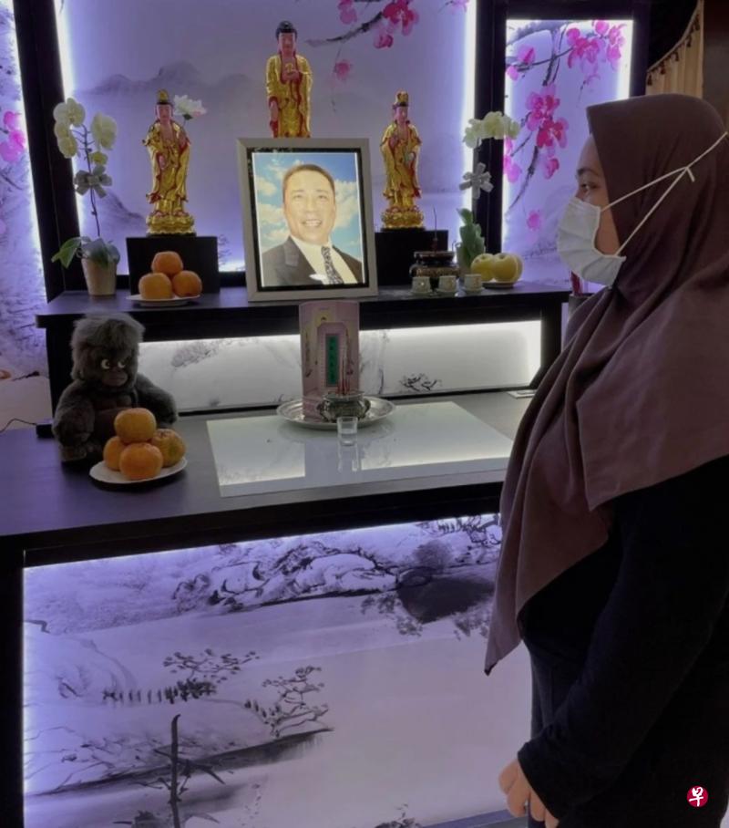 Yuli不舍挥别陈松勇，说未来会找机会回来祭拜他。（互联网）