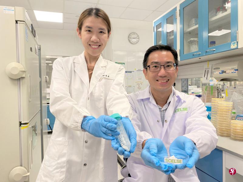 南大材料科学与工程学院博士生陈俐伶（左）和吕世财副教授展示出他们共同研发的涂层益生菌。（南洋理工大学提供）