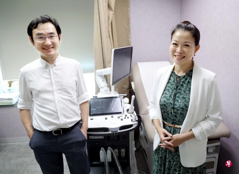 淡滨尼集选区议员钟丽慧（右）过去几年积极地在冻卵课题上为女性发声，认为这是女性的权利。康生生育中心医疗总监罗详斐医生（左）的病患中，有一些来求医时，卵子数量或质量已经下降到难以受孕的地步，他支持政府允许女性在年轻时冻卵，保留生育的机会。（严宣融摄）
