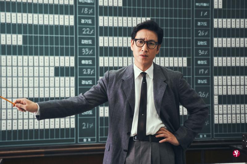 李善均在《造王者》饰演只要认为目的正当，就可以不择手段的选举策谋师。