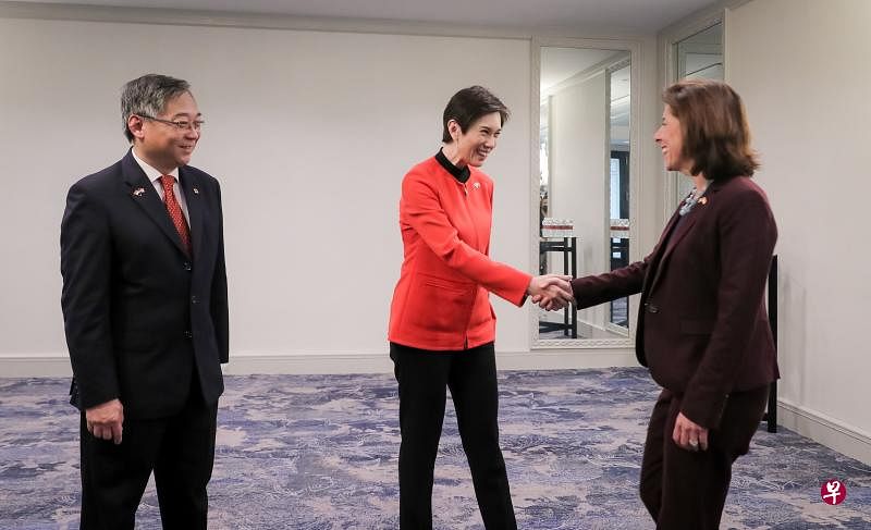 颜金勇（左）与杨莉明（中）周二在华盛顿特区乔治城四季酒店会见美国商务部长雷蒙多（右）。（海峡时报）