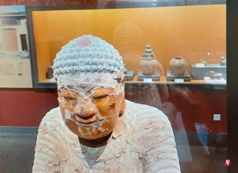 维卫尊佛石像头像原件头顶上的髻珠，为考证年代课题。