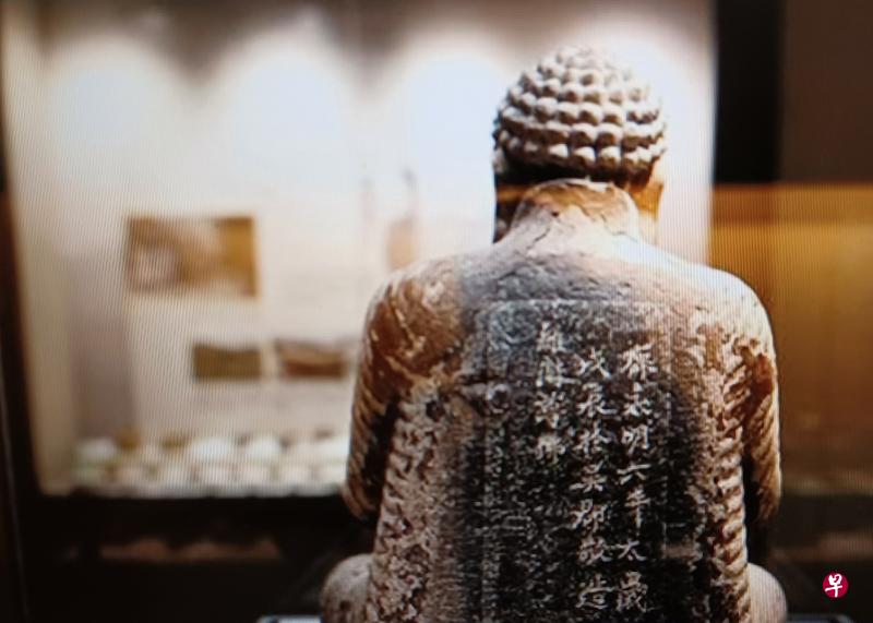 今藏绍兴博物馆的维卫尊佛石像原件背后南齐铭文清晰可见。