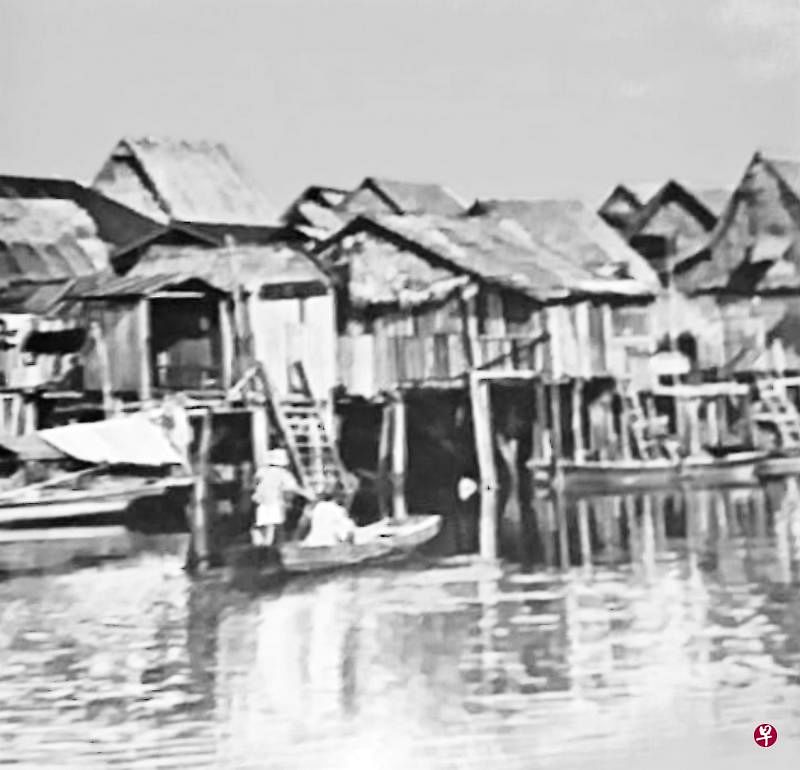 敏雅岛的浮脚屋，几乎家家户户门前都有舢板代步，跟附近的海人相似。