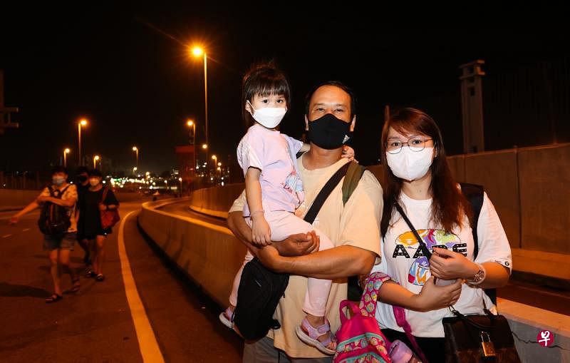 一家四口分隔两地，已是新加坡永久居民的赖劲全（中）与妻子带着四岁大的女儿前往新山，与一岁大的儿子团聚。（蔡家增摄）
