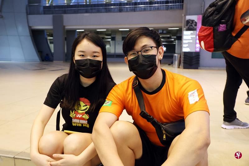 赖国豪（左）和妹妹赖婉霖昨天在边境重开首日的一早，便通关回新山见父母。（邝启聪摄）