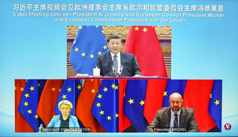 中国国家主席习近平（上）昨晚在北京以视频方式，与欧洲理事会主席米歇尔（下右）和欧盟委员会主席冯德莱恩会谈。（新华社）