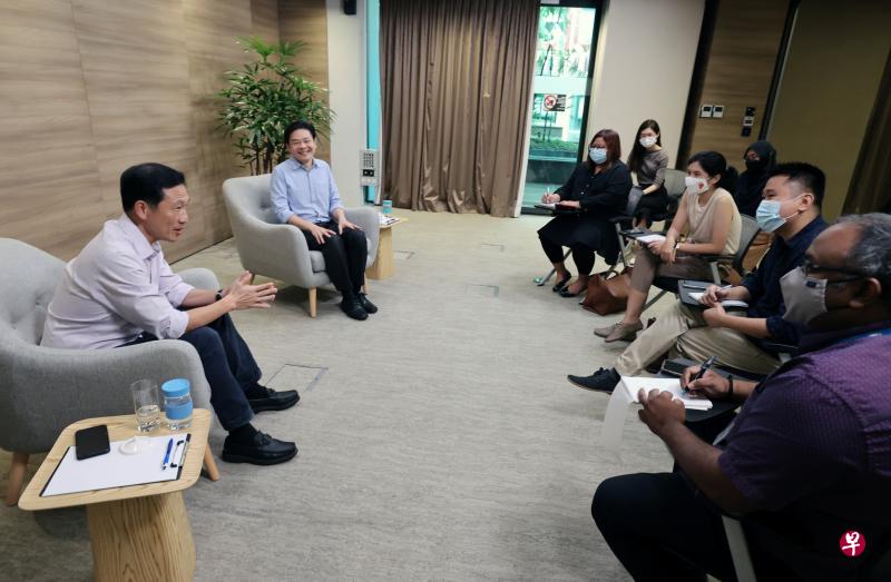 联合领导政府抗疫跨部门工作小组的卫生部长王乙康（左一）和财政部长黄循财（左二）前天就放宽防疫措施的决策思路接受本地媒体访问。有别于平时线上记者会端坐于长桌前，两位部长这次坐在沙发上，与记者相隔一米多侃侃而谈。              （梁麒麟摄）