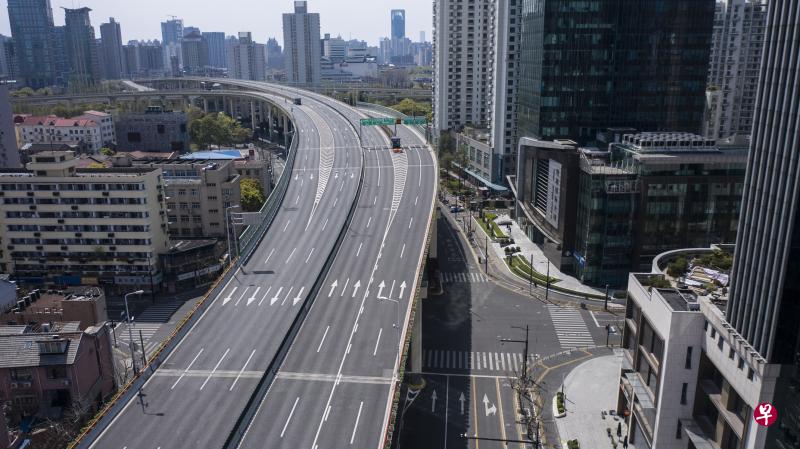 中国上海浦西地区的高速公路和街道昨天空无一人。上海黄浦江以西地区前天凌晨3时起实施封控，展开全面核酸筛查。此前浦东、浦南地区已全面封控四天。（彭博社）
