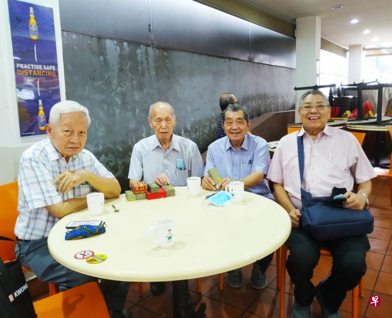 2020年作者（右）与梁荣基教授（左二）最后一次见面。左一为书法家尤光敏，左三为作家烈浦。