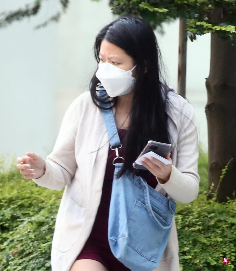 何燕芬发现自己落入骗局后，竟与骗子联手，冒充女警员欺骗七旬妇女。（海峡时报）