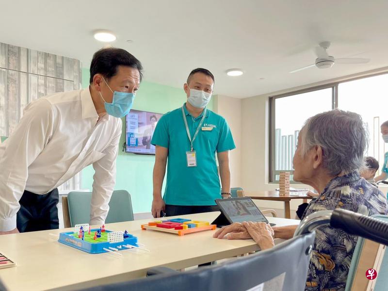 　卫生部长王乙康（左）前天到访新设的巴西立职总保健疗养院，这家疗养院楼高七层，可服务超过300名住户，包括失智症患者。（取自王乙康面簿）