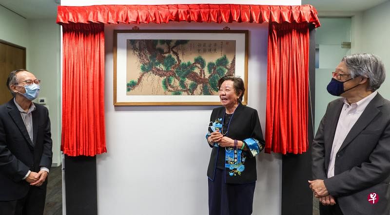 新跃社科大学校长张起杰教授（左）以及跃大学术顾问郭振羽教授（右）连同慈善家黄马家兰，昨天为“黄马家兰领导能力中心”举行开幕仪式。黄马家兰也赠一幅亲手完成的松树指画，画作之后将会挂在中心里。（陈斌勤摄）