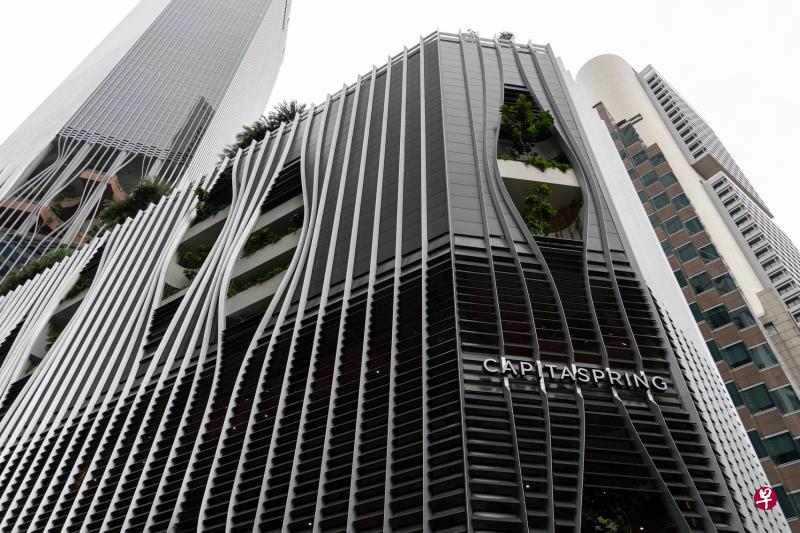 48岁女工程师在金凯源中心（CapitaSpring）进行维修工作时出事，从16楼坠至九楼。（张思庆摄）