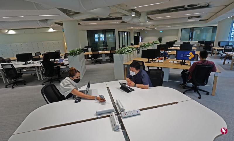 策安集团位于惹兰亚菲菲的总部正在改建，公司搬到位于巴耶利峇中心由共享办公业者Csuites提供的专属办公空间。策安集团首席企业和人力资源官陈殿正（前排右）介绍，这里没有单独的办公室，高级主管跟普通员工一起共用开放式办公桌。（陈渊庄摄）