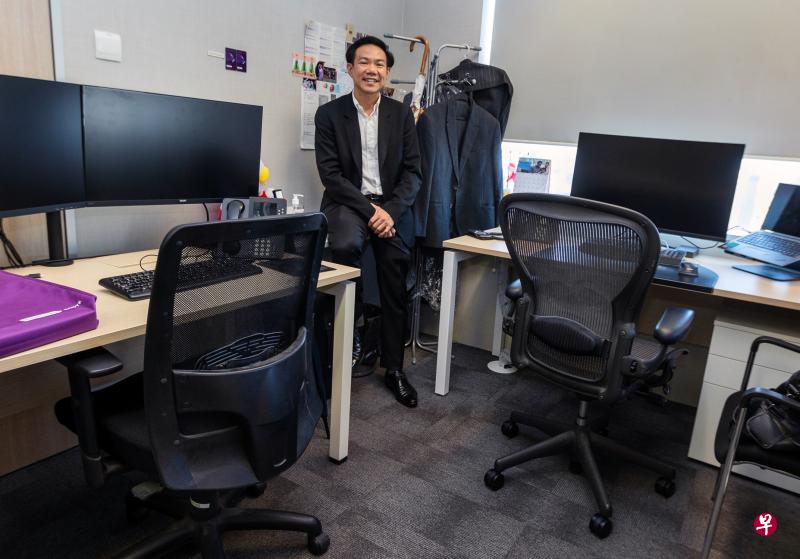 在新的安排下，Dentons瑞德律师事务所首席运营官兼高级合伙人刘家铭和其他合伙人一样，不再有专属的办公室，而是和另一名律师共用双人间。（张思庆摄）