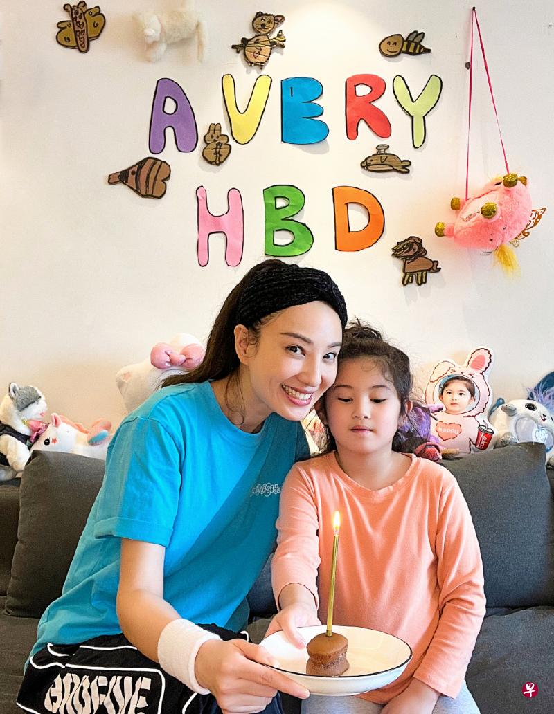 左上图：郑希怡在家为女儿庆生。左下图：应采儿为Jasper剪头发。右图：李彩桦宅家玩滑板，意外曝光家中的陈设。