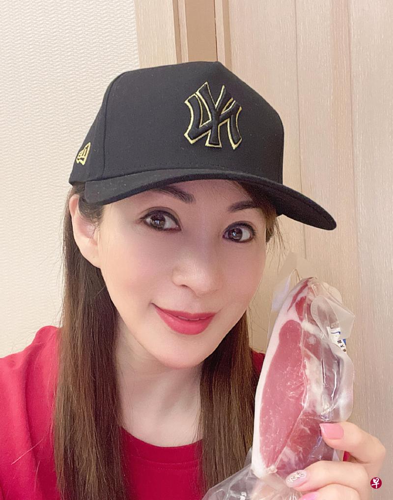罗霖分享住宅管理处送来的食材。
