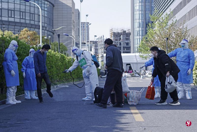 上海卫生健康委一级巡视员吴乾渝指出，截至前天已有1万1000名康复者出院。图为上海跨国采购会展中心方舱医院工作人员，本月9日对首批四名康复者和行李物品等进行消毒。（中新社）
