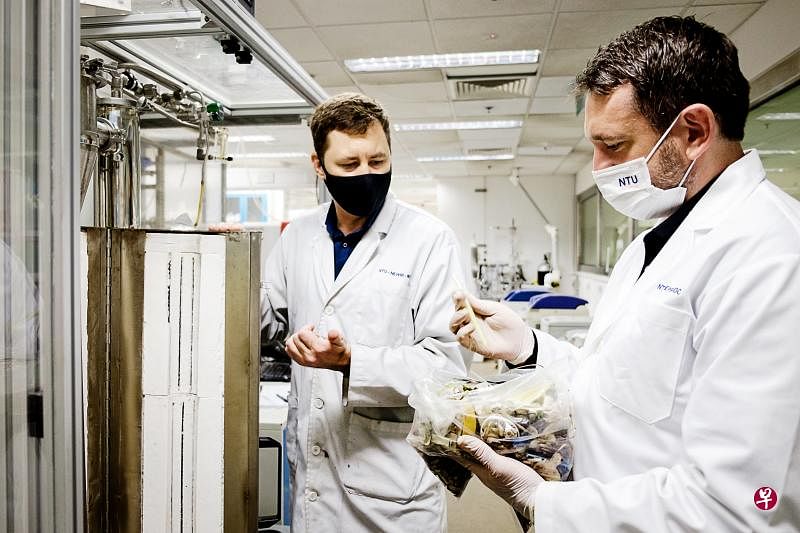 南洋理工大学属下南洋环境与水源研究院的助理教授利沙克（右），与研究团队成员花了将近七年时间，成功研发出一个能将塑料垃圾转化成氢气的热解系统。（南大提供）