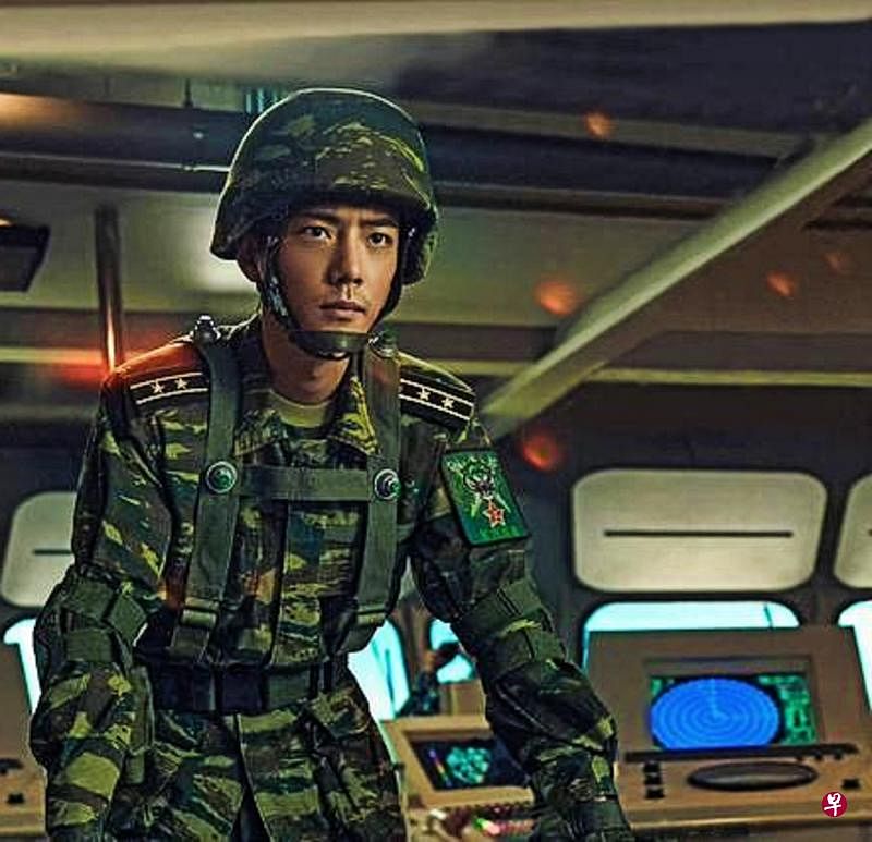 有别于其他作品中的青靓白净，肖战在《王牌部队》偏粗犷。