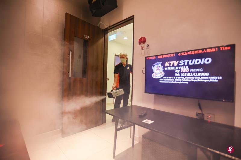 卡拉OK业者Teo Heng在兀兰长堤坊的分店和其他同行一样，积极为下周二恢复营业做准备，包括为所有包间进行消毒。（白艳琳摄）