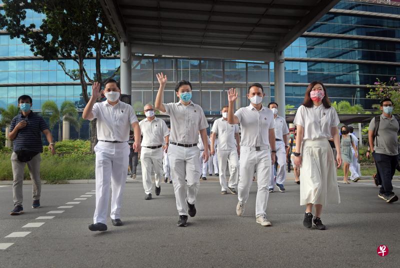 财政部长黄循财（前排左二）何时接过领导棒子，其中一个关键考量是人民行动党下届大选的竞选策略。图为2020年他在马西岭—油池集选区和任梓铭（左起）、扎吉哈和苏慧敏参加竞选。（档案照片）