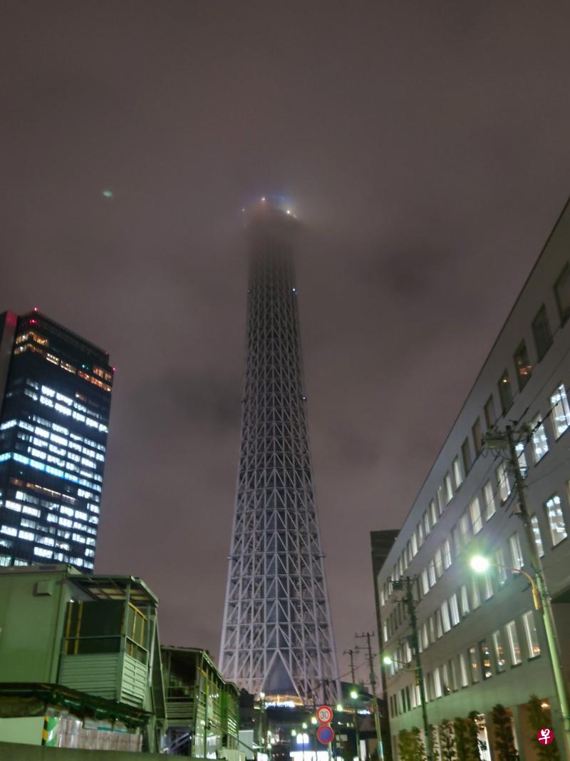 日本关东地区上月22日因电源供不应求，首次发布供电紧急警报，当晚东京市内为节能，关掉地标晴空塔的灯。（互联网）