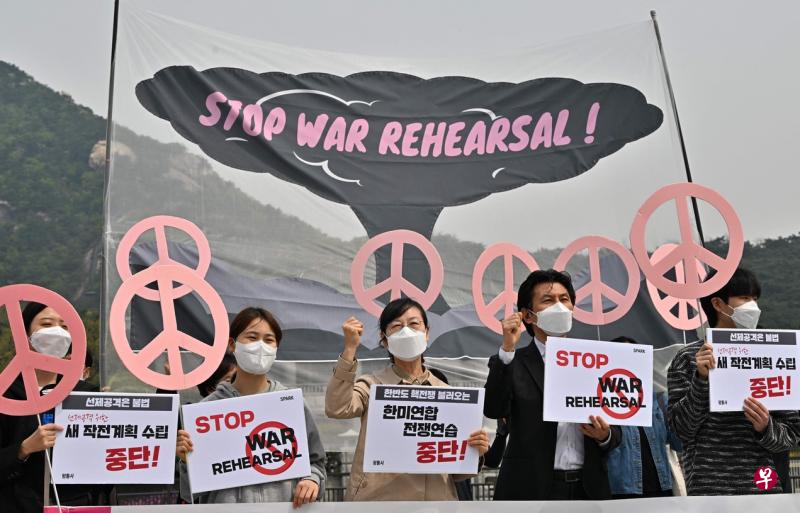 韩国反战分子昨天在总统府青瓦台附近举行和平集会，抗议韩国和美国的联合军事演习。（法新社）
