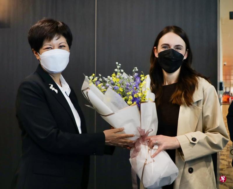 总理公署部长兼财政部和国家发展部第二部长英兰妮（左）代表我国政府欢迎来访的新西兰总理阿德恩。（外交部提供）