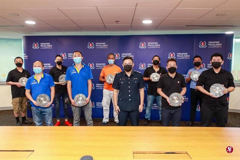 中央警署署长汪文胜助理警察总监（前排中）在活动结束后，跟其中九名出席活动的热心公众合照。（警方提供）