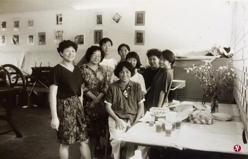 1992年，庄心珍在直落古楼的拉萨尔艺术学院版画工作室庆祝生日，（前排左起）何玉梅、陈城梅、庄心珍和学生合影。
