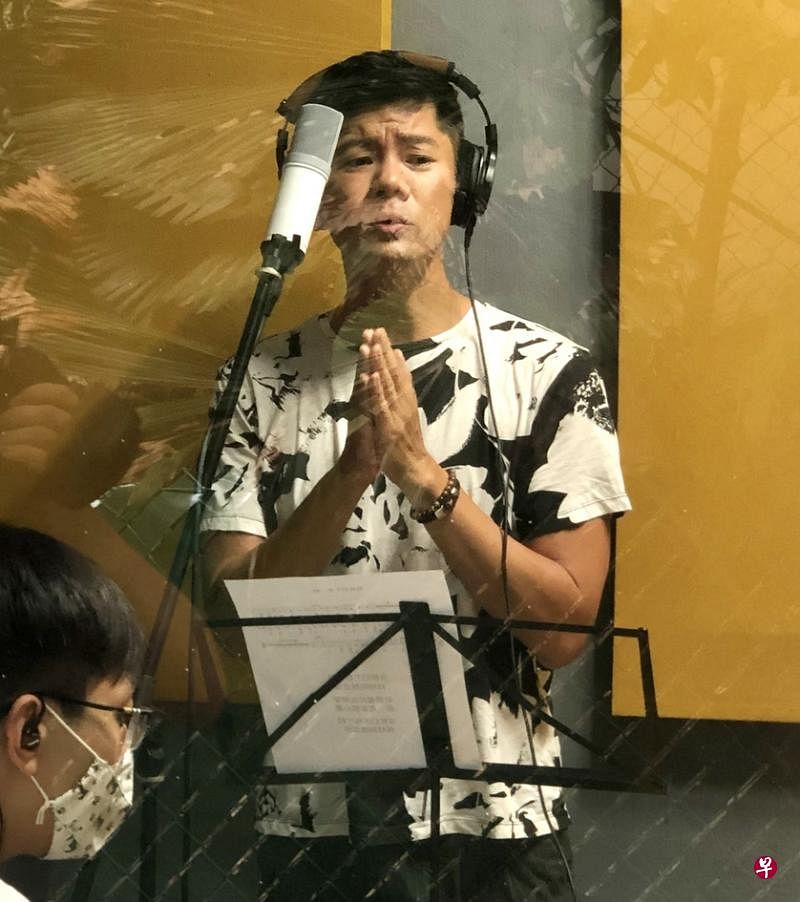 杨君伟为《当我们不在一起》写和演唱主题曲。 