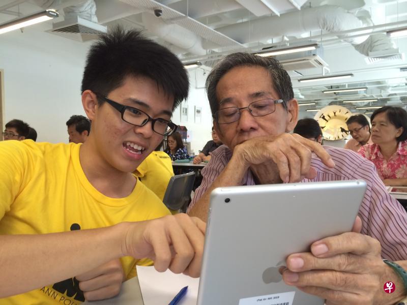 为了更好地帮助乐龄人士，义安理工学院的学生们将在场为参与者提供一对一指导，帮助乐龄人士踏上数码学习之旅。（档案照片，摄于疫情前）
