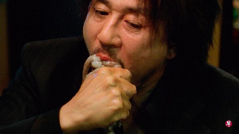 崔岷植《原罪犯》生吃章鱼的画面，十分惊悚引发讨论。