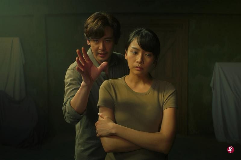 尼坤（左）携手泰国人气女星Pat主演泰国恐怖片《凝弒》。