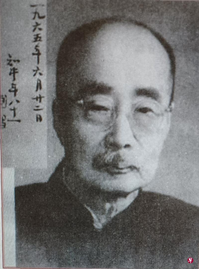 此图有周作人晚年自题：“1965.6.22日知堂年八十一”，为作八十自嘲诗次年。历经世变，神情已是一片漠然。