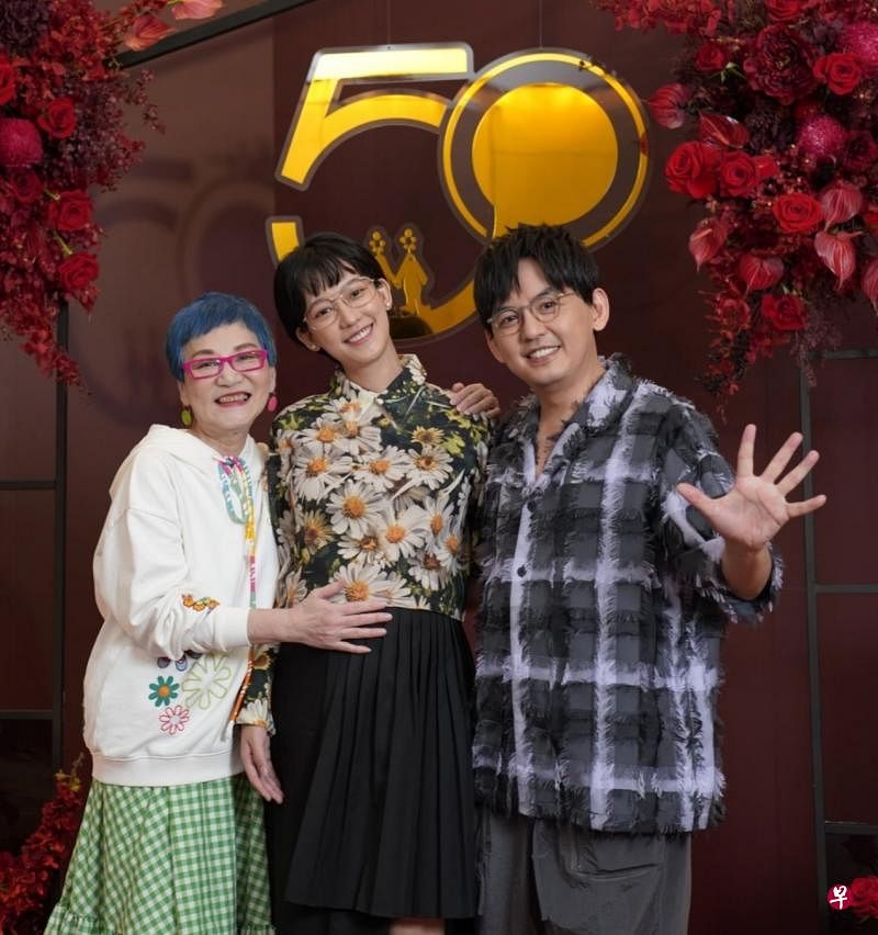 黄子佼（右）上个月过50岁生日，爱妻孟耿如（中）、恩师张小燕等出席他的生日派对。（图片取自艺人社媒）