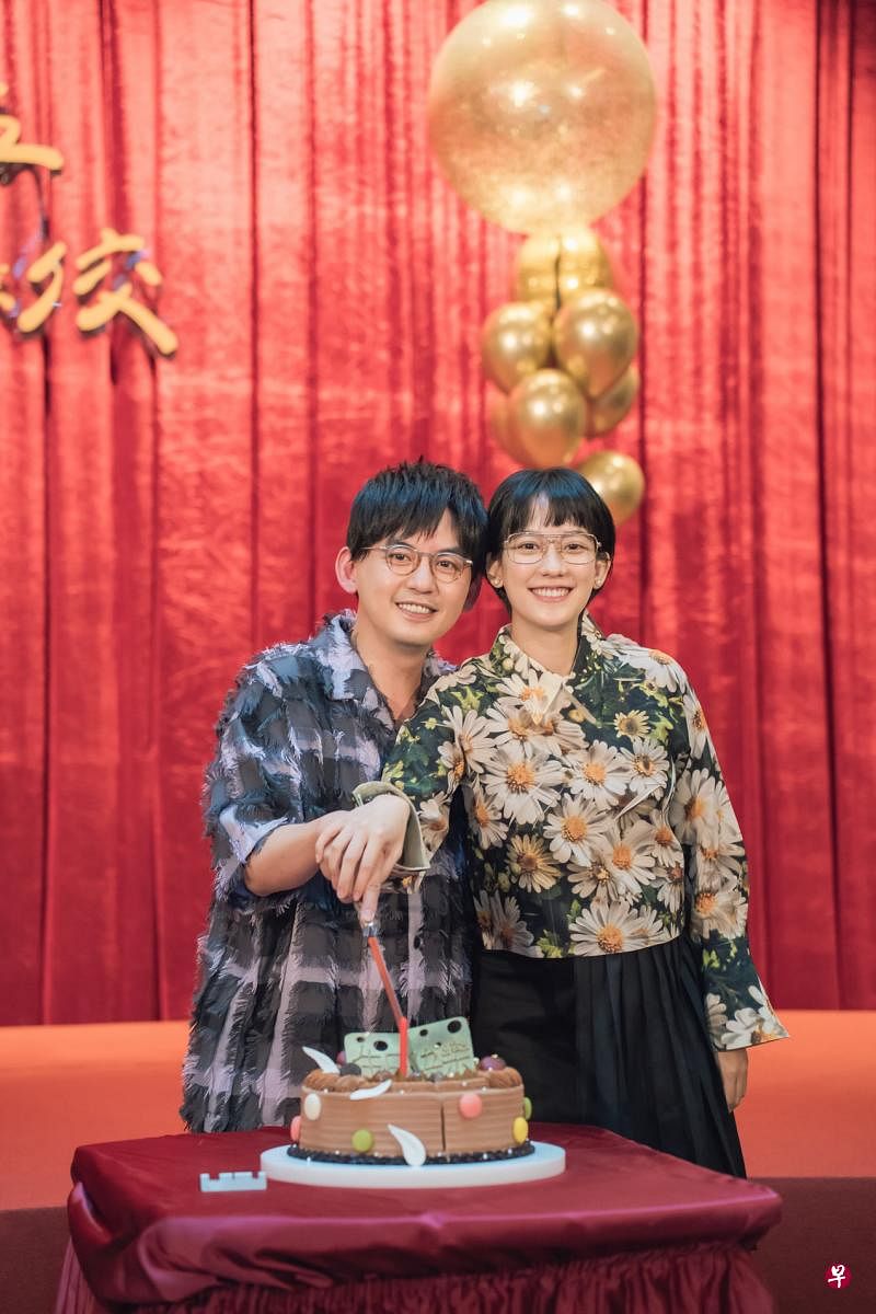 黄子佼（左）与妻子孟耿如将在5月迎接女宝宝的到来。（图片取自艺人社媒）
