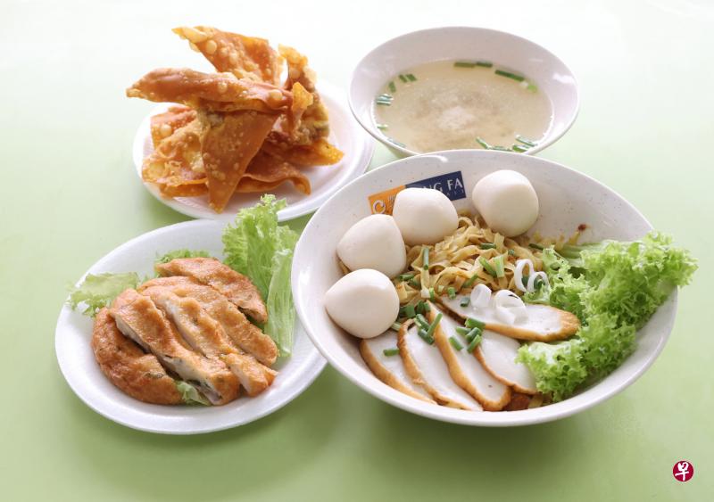明发鱼圆除了鱼圆面也有不少小吃如鱼饼、潮州炸面饺。（唐家鸿摄）