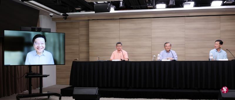 贸工部长颜金勇（右二）、卫生部长王乙康（右一），以及卫生部医药服务总监麦锡威副教授（左二），昨天在抗疫跨部门工作小组记者会上，宣布进一步松绑安全管理和边境措施。目前在美国进行工作访问的财政部长黄循财（左一）透过视讯远程出席。（通讯及新闻部提供）
