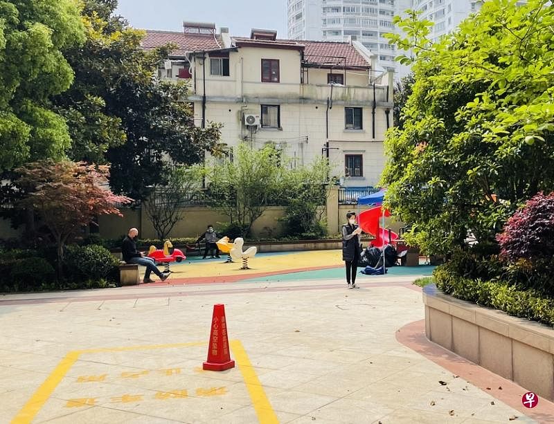 记者每回下楼做核酸检测，总是看到有居民在原地停留，或是把脚步放得很慢，多吸收一会户外的阳光和空气。（陈婧摄）
