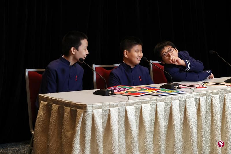 南侨小学的刘俊祺（左起）、陈宇轩和焦柏睿将三种功能卡都留在第三回合中使用，并且答对了南华小学抛来的题目，夺得小学组冠军。（邝启聪摄）