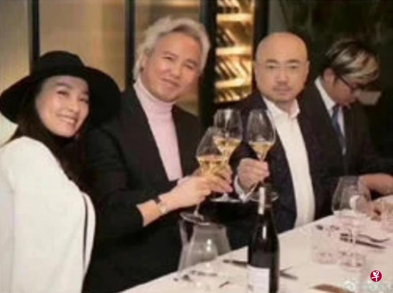 网民挖出徐峥（右起）曾替林瑞阳和张庭的产品站台的照片。（互联网）