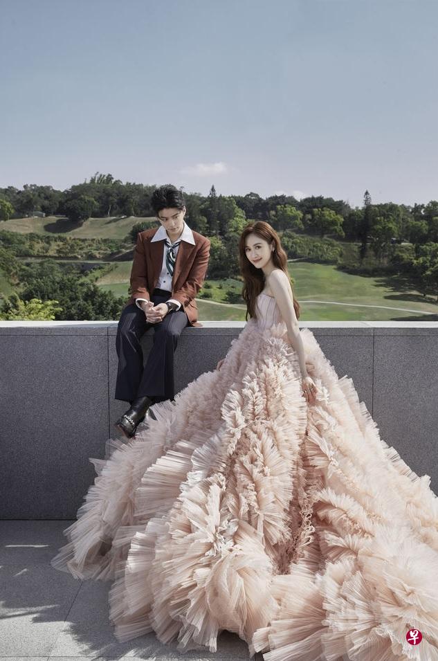 吴姗儒年初结婚时，穿了皱褶层叠的婚纱。