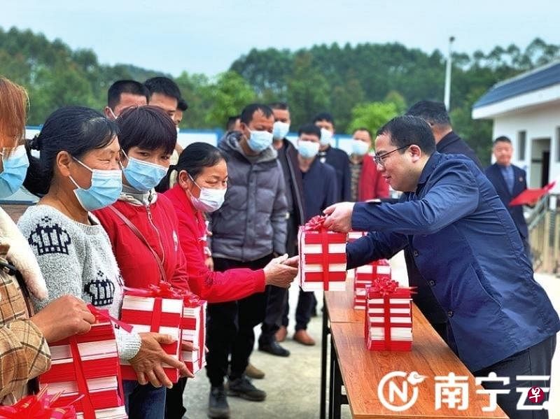 南宁市各区自2月底以来，连月举行多场赠书仪式，向学校、农村、企业、医院、酒店等派发习近平思想的“口袋书”。（互联网）