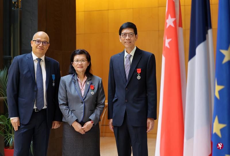 在我国抗疫过程中作出重要贡献的国家传染病中心主任梁玉心教授（中）、卫生部卫生科学长陈祝全教授（右）以及新科研传染病实验室高级院士雷尼亚教授，昨天获法国政府授予功绩勋章。（萧紫薇摄）
