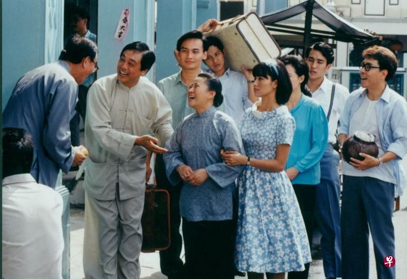 曾江（左二）于1995年演出本地剧《潮州家族》。（档案照）