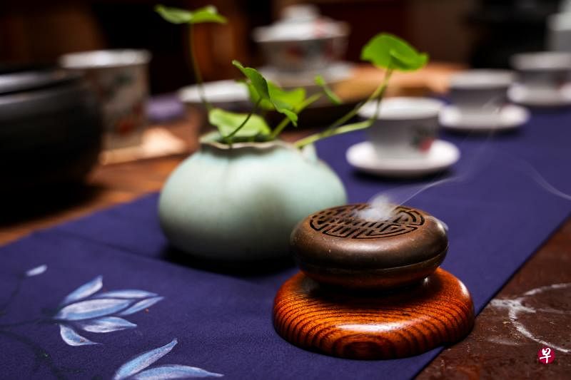 泡壶茶，熏一炉沉香。茶道、香道、花道并称“三雅道”。