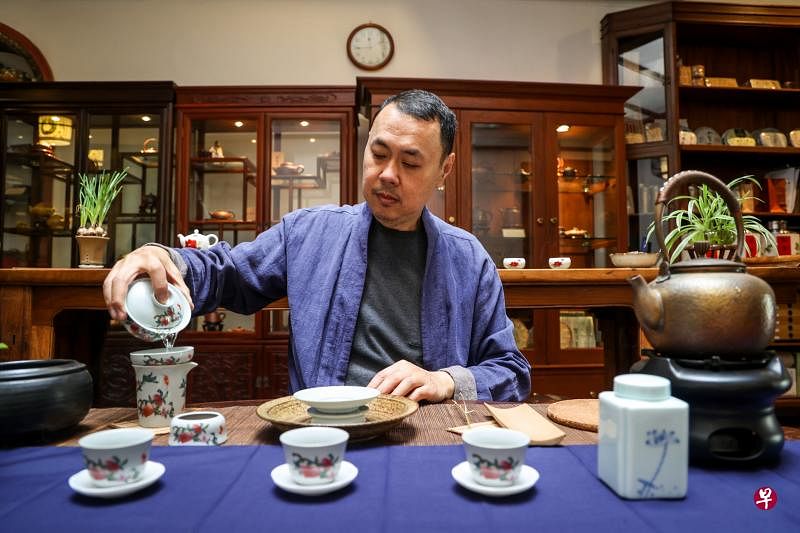 茶艺师江志平素常喜欢摆茶席品茶。